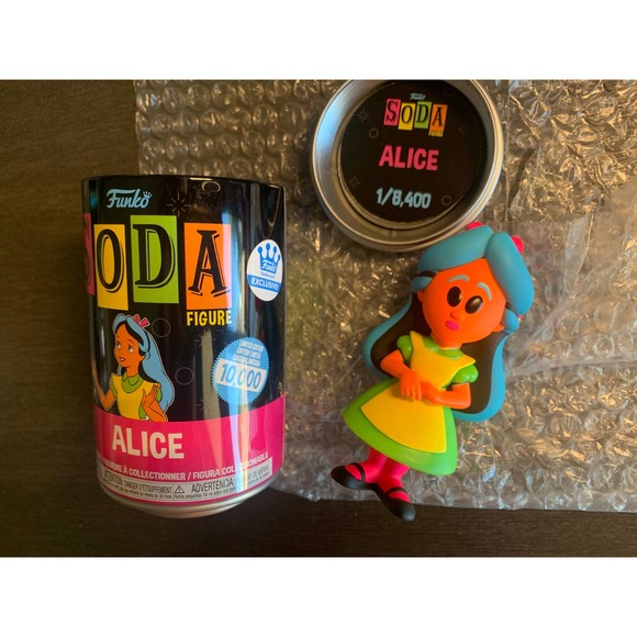 Funko Soda : LE 8,400 BLACKLIGHT Alice Disney AIWL Black Light Non Chase - Picture 2 of 3